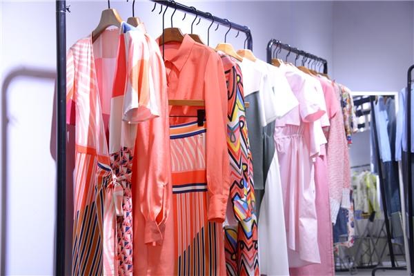 微信群促销四季服装齐上阵