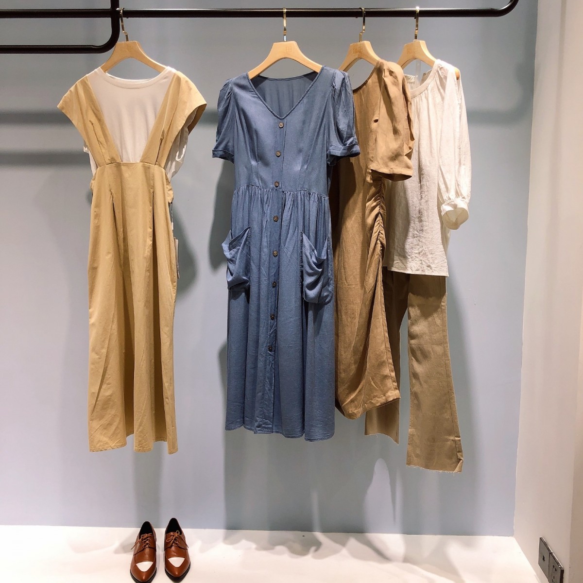 费依品牌女装折扣批发货源，广州播田火热推荐