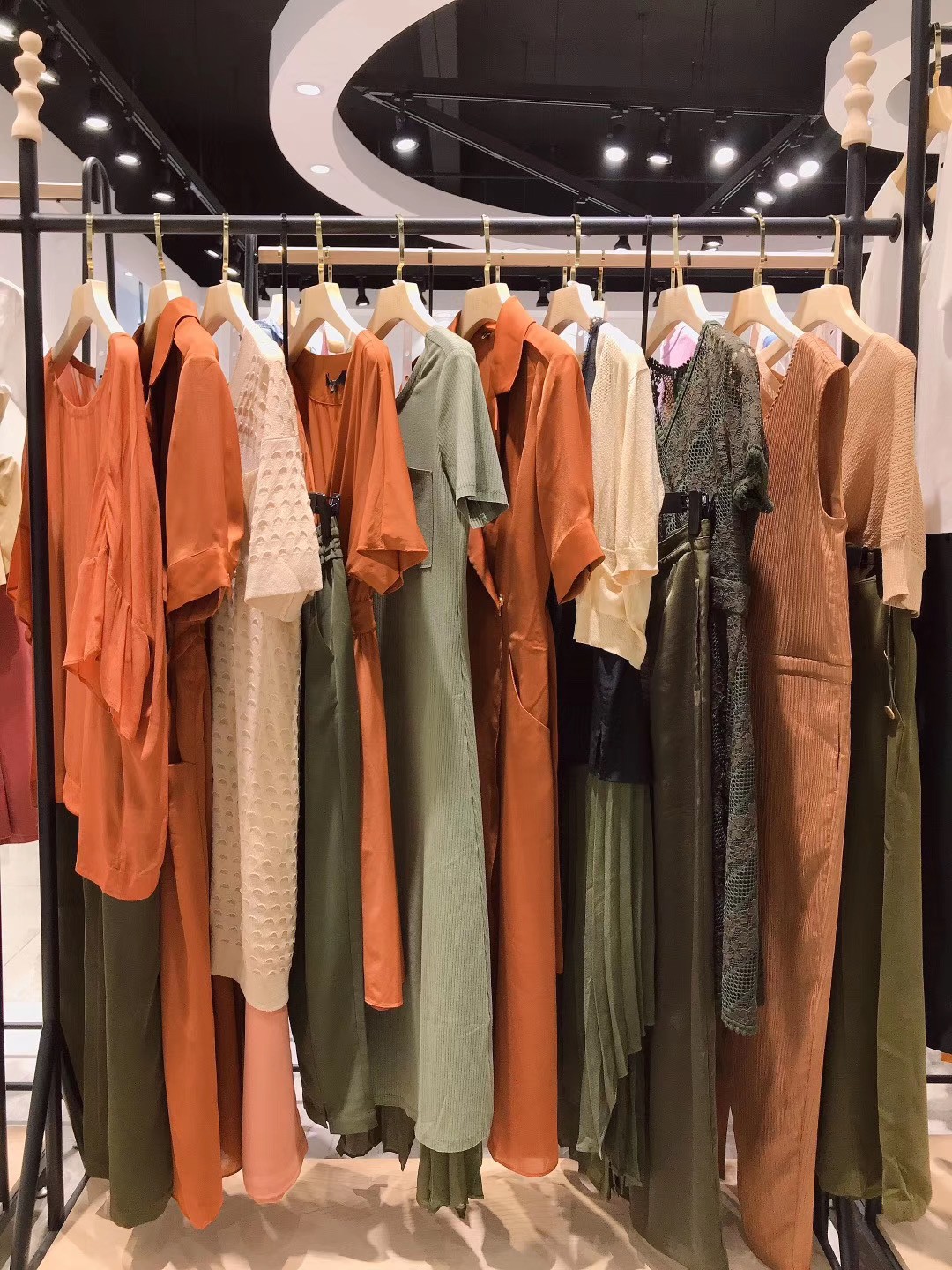 谷邦女装品牌尾货库存服装货源，广州播田闪耀推出