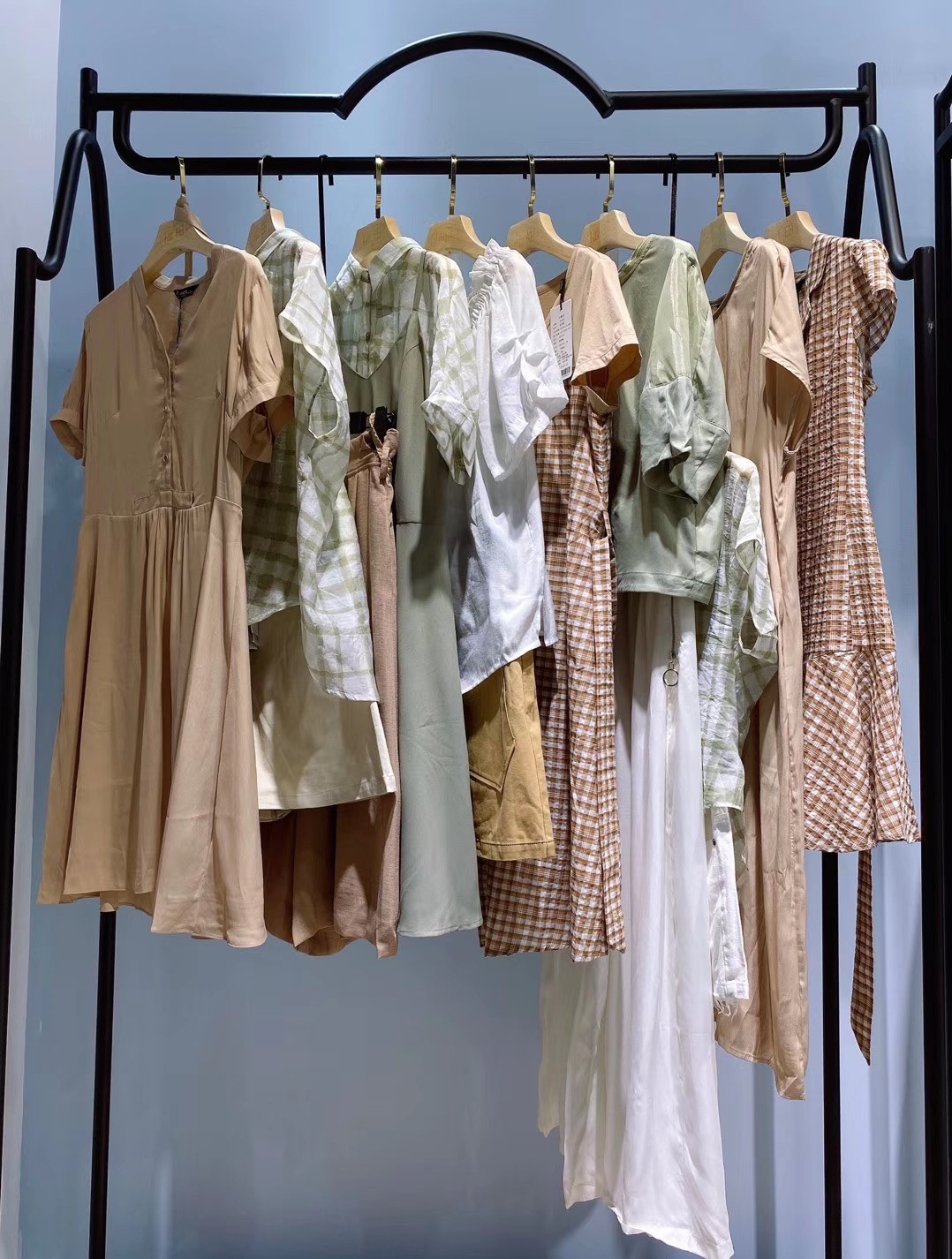 华丹尼名牌折扣女装货源，携手广州播田  