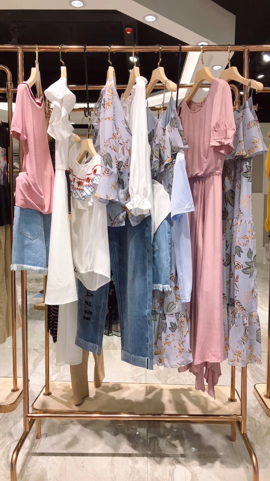 璞秀女装品牌快手直播尾货服装批发货源，广州播田随时恭候