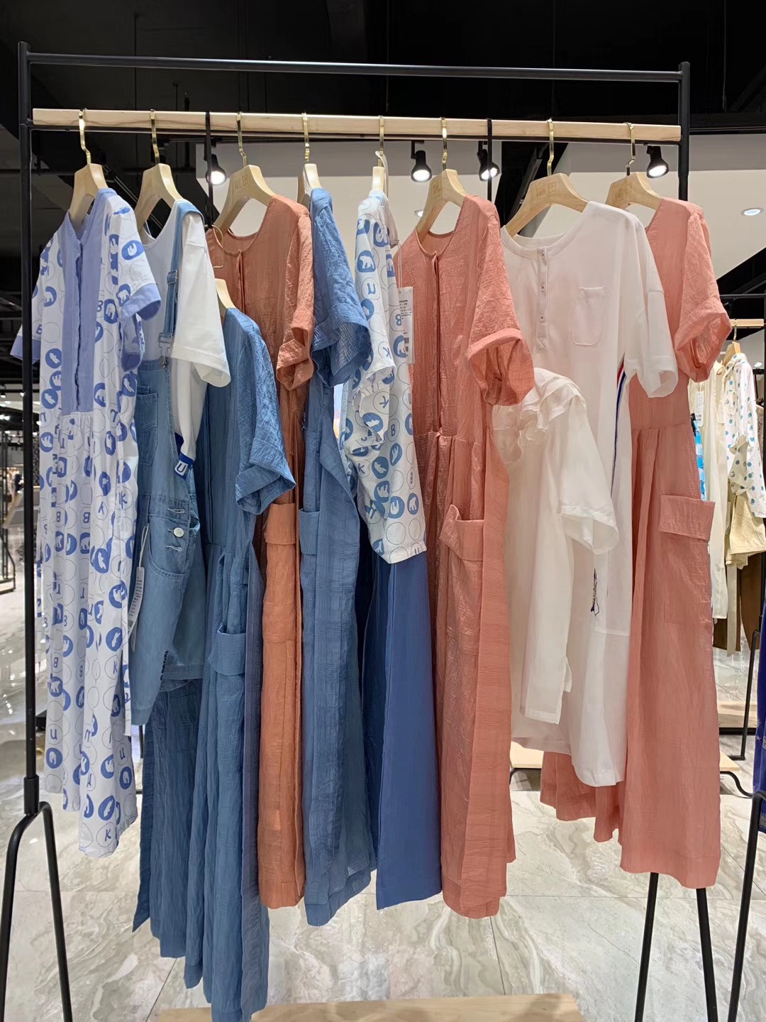 布卡拉女装品牌折扣走份批发直播平台货源供应，广州播田可供