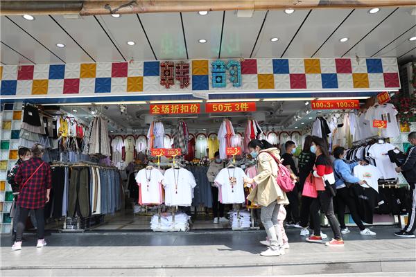 直面挑战：服装老板直播带货记