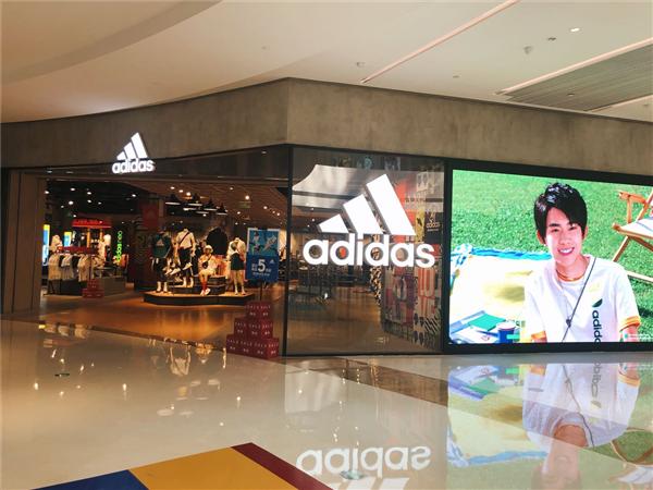 第一季度Adidas 的库存积压了三分之一以上