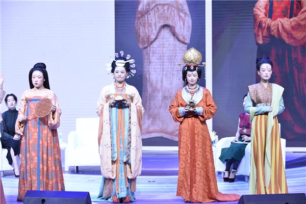 创业卖汉服不赚钱 00后“后浪”们的生意经