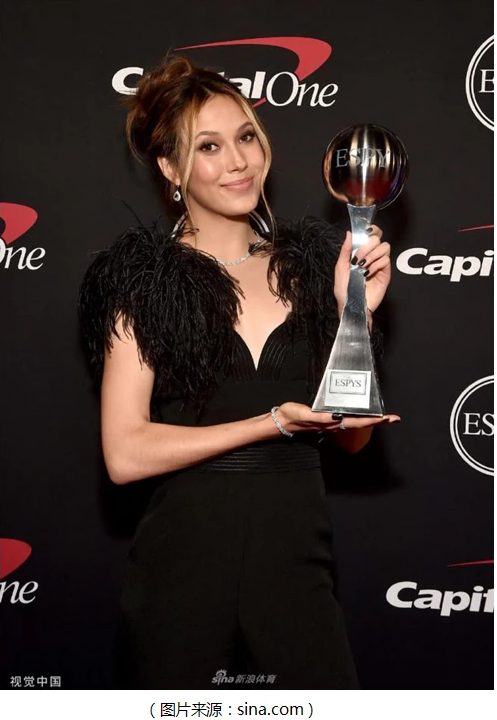 谷爱凌佩戴铂金首饰亮相ESPY年度颁奖典礼