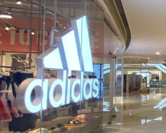 阿迪达斯连遭重创，百万双椰子鞋库存成“雷”