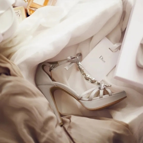 女性挣脱“美役”，“鞋王”没有新故事