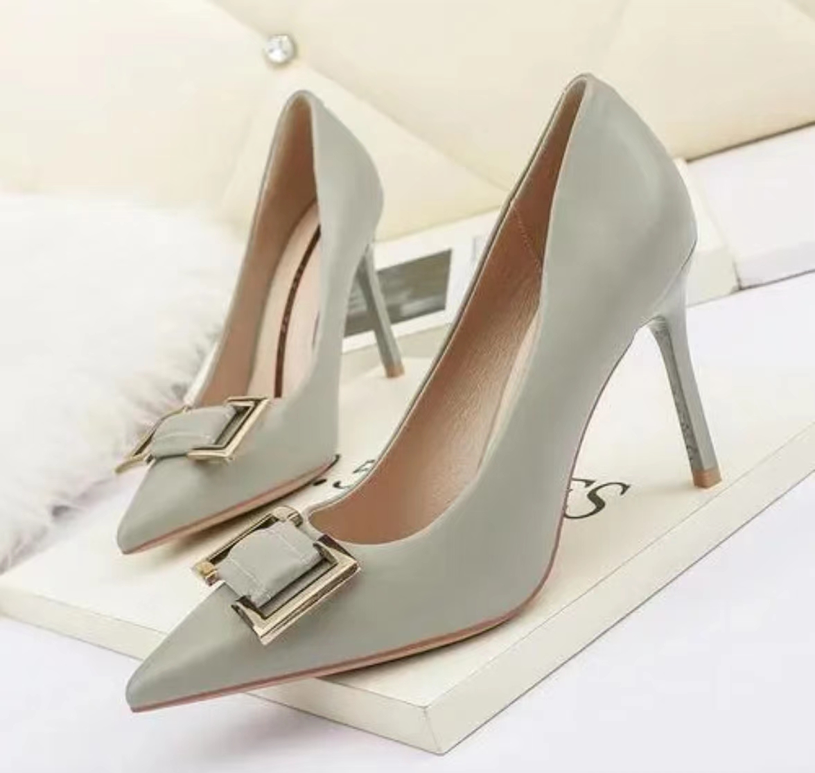 引领时尚潮流，揭示2024年女鞋品牌发展趋势