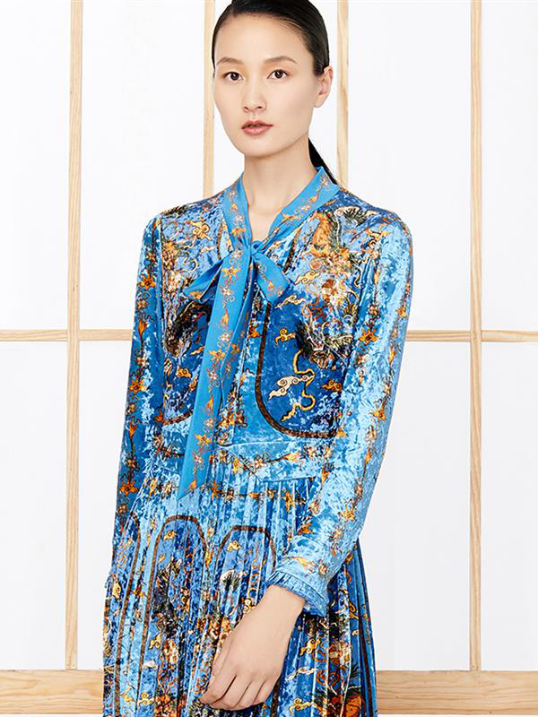 雅莹印花丝绒连衣裙
