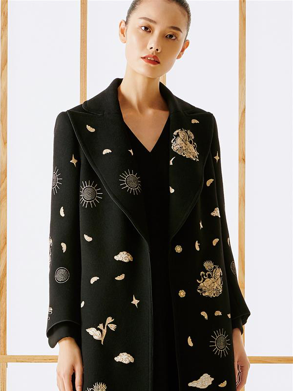 雅莹V 领连衣裙