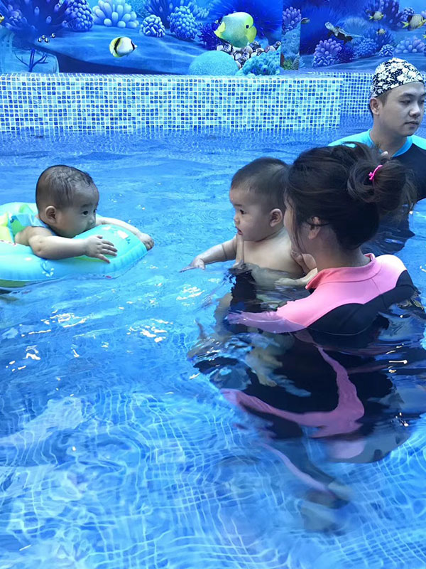 鲸鱼堡游泳馆加盟店火爆现场