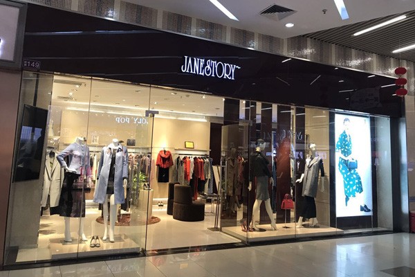 经典故事女装店铺实景图