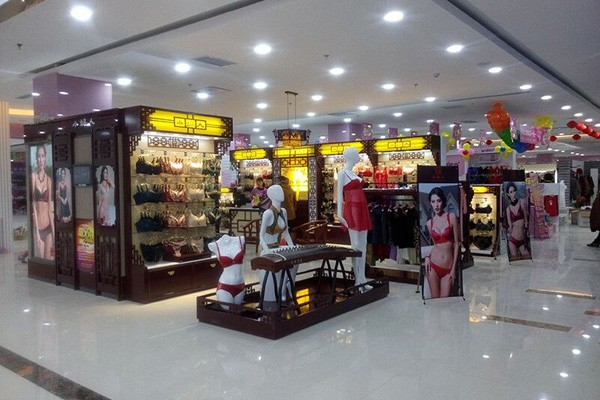 小妇人品牌内衣店铺实景