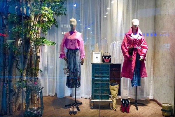 彩知丽店铺实景图