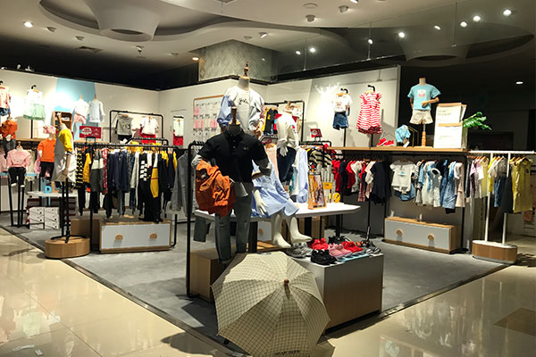 迪迪鹿童装店铺陈列图