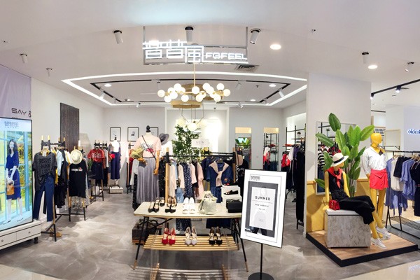 普普风女装店铺实景图