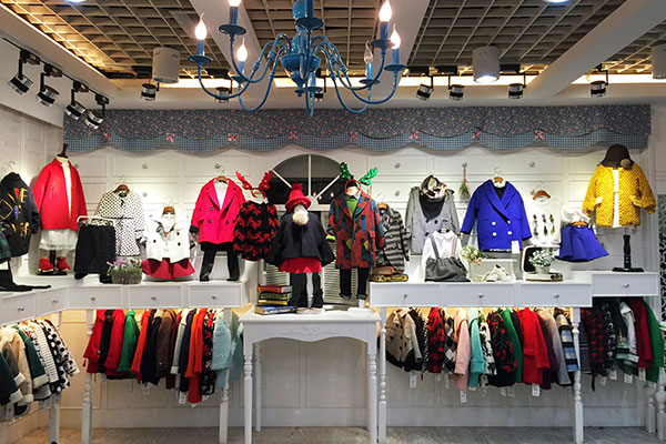 你好光芒童装店铺陈列图