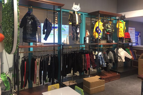 小资范童装店铺实景图