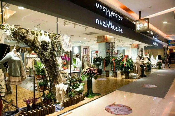 女子卉色店面实景图