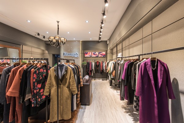布兰雅时尚设计师女装店铺陈列图