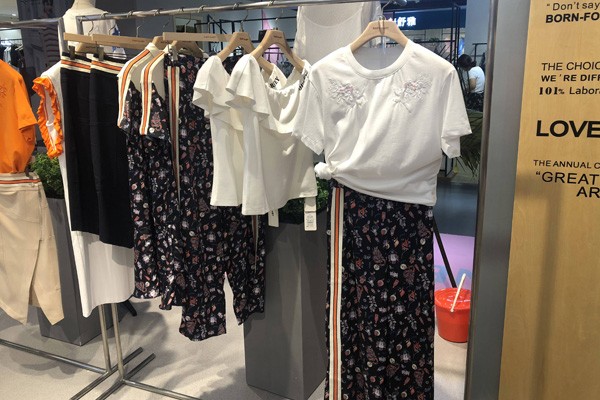 宝贝玛丽时尚女装店铺陈列图