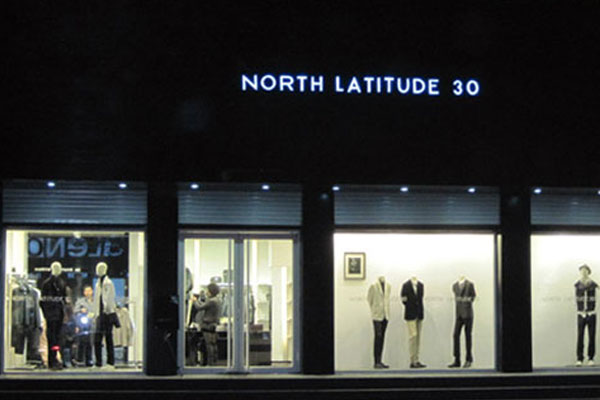 北纬30度男装店面形象图