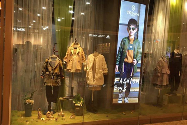 淘气贝贝童装店铺橱窗陈列图