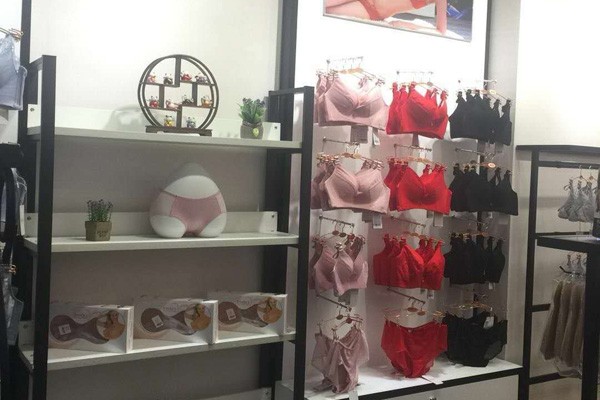 艇风光内衣店面陈列图