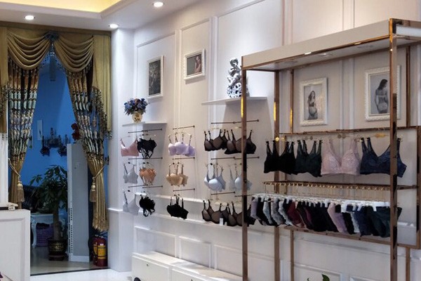 解秘花内衣店面陈列图