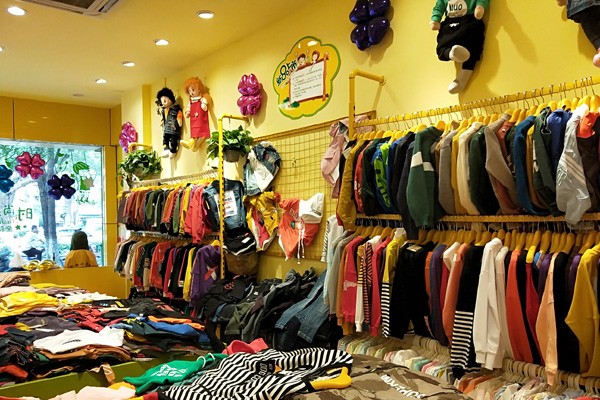 淘淘兔童装店铺陈列图