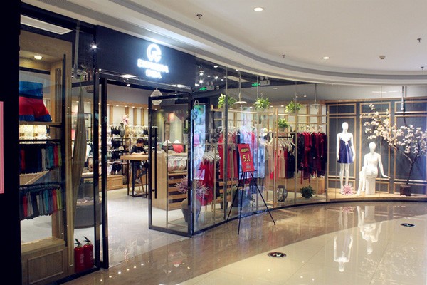 依薇人内衣店面形象图