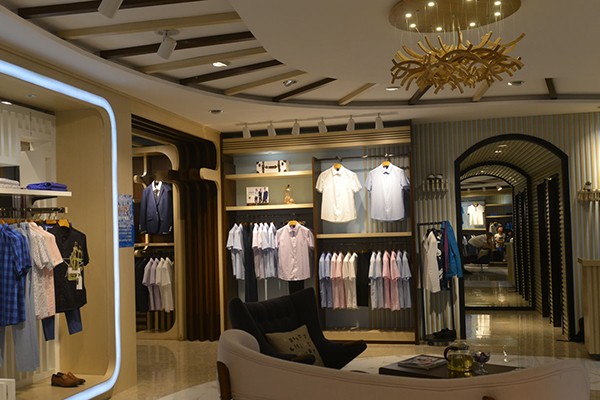圣得西男装店铺陈列图