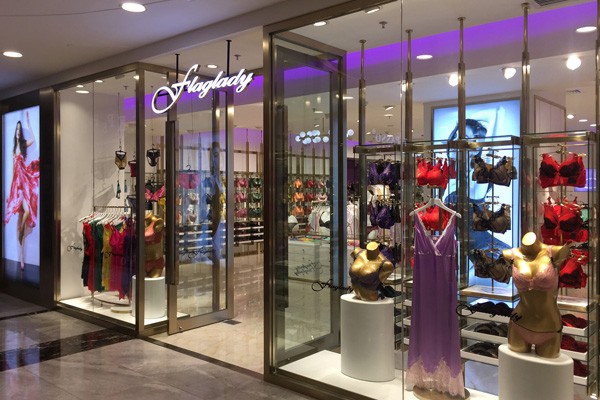 女人花帜内衣店面形象图