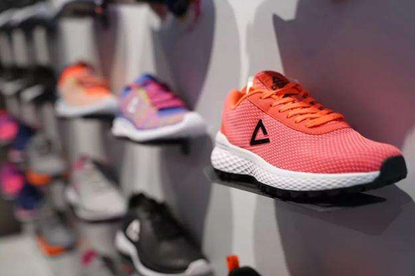 匹克运动鞋陈列