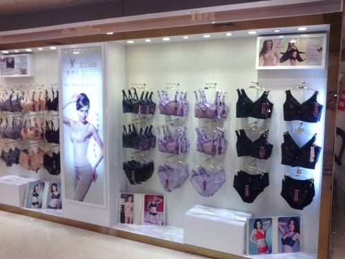 俏伊点内衣店铺陈列图