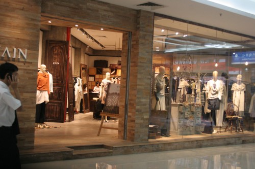 形上女装店铺展示