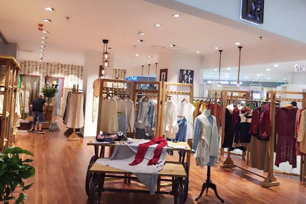 嘉彩女装店铺展示