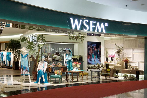 五色风马女装店铺展示