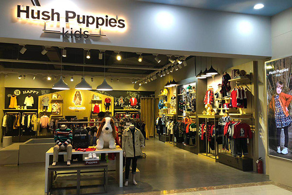 暇步士童装店铺实景图