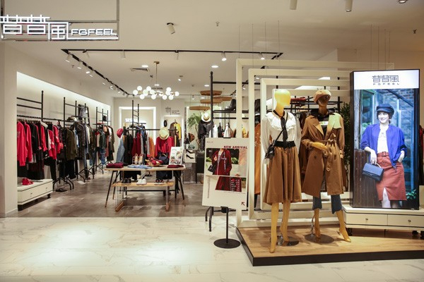 普普风品牌女装最新店铺实景图