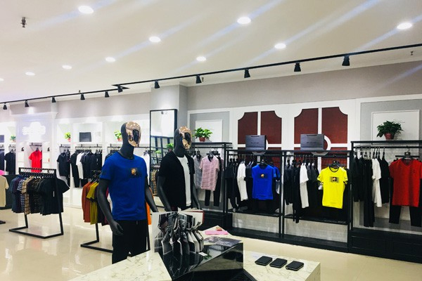 步西尼男装店铺内景陈列