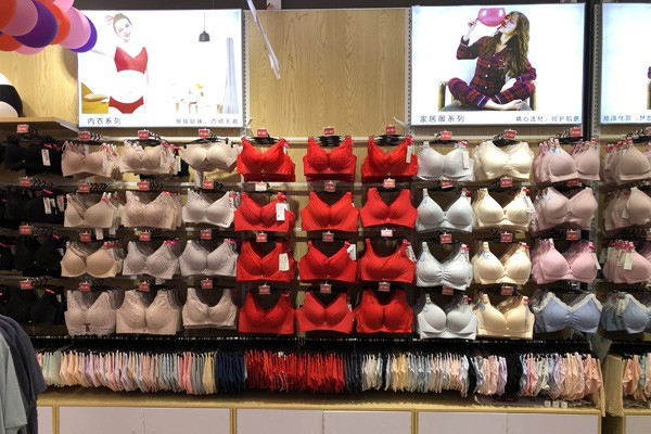 100%女人品牌内衣店铺陈列展示
