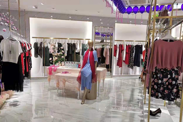 艺梦来女装店铺陈列图