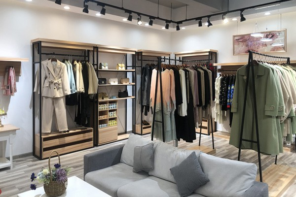 贝珞茵女装店铺内景陈列摆设