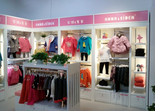 安娜&爱登童装店铺陈列展示