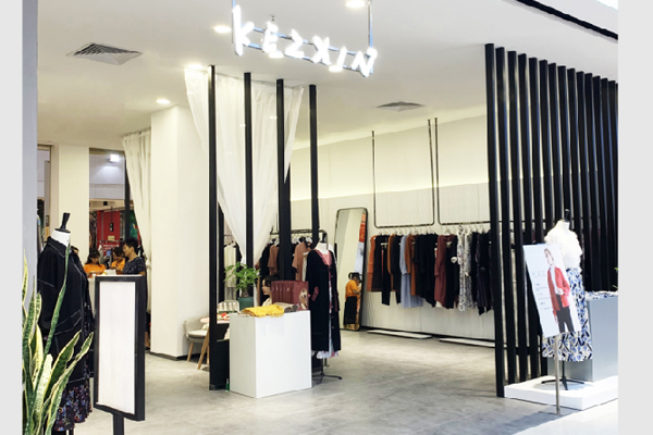 可之馨女装店铺实景展示