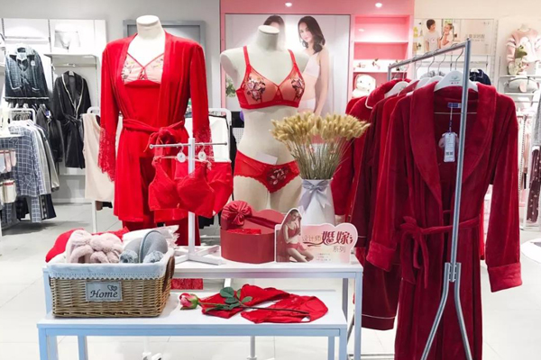 婵之云内衣店铺内景陈列