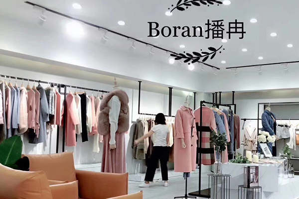 播冉女装店铺内景陈列
