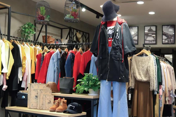 果一果女孩女装店铺内景陈列展示